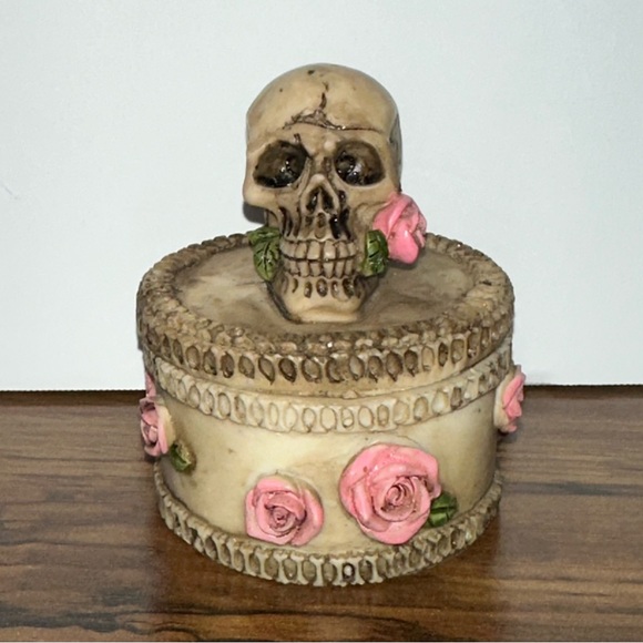 SKULL TRINKET BOX WITH RED ROSES 8CM RESIN GOTHIC THEME - Picture 1 of 3